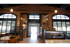 <p>Butikek'in bu uygulamasında mekana eski bir yapı g&ouml;r&uuml;n&uuml;m&uuml;n&uuml; sağlamak, ge&ccedil;mişten gelen lezzeti ve rahatlığı vurgulamak i&ccedil;in Rustik Tuğla - Melen modelini tercih etmiştir.</p>